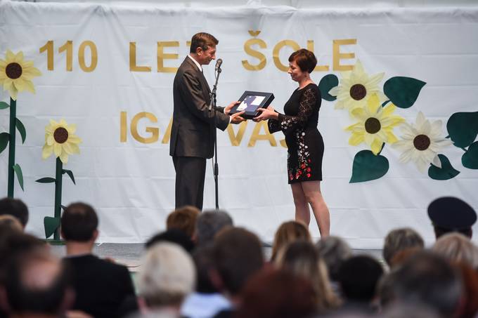 Predsednik Pahor vodji Podružnične šole Iga vas Nataši Vesel Plos v luči praznovanj 25. obletnice samostojnosti in mednarodnega priznanja naše države podaril posebno protokolarno darilo - zastavo Republike Slovenije